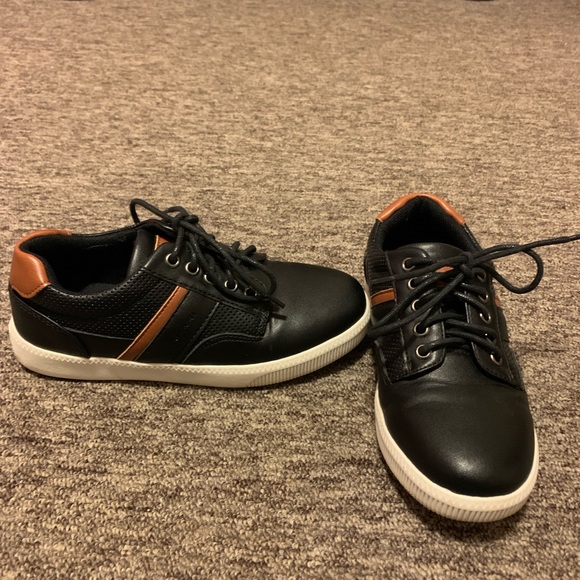 BOYS SIZE 1 CASUAL SHOES - Picture 1 of 7